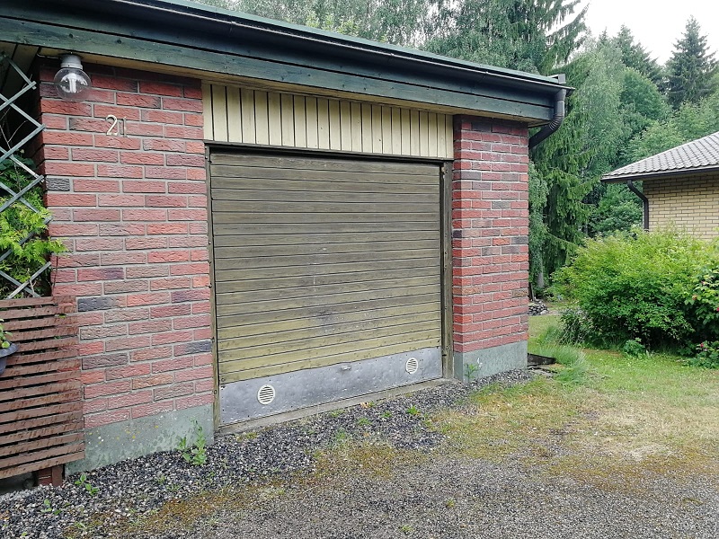 Autotallin saneerauskohteen julkisivu päivitettiin nykyaikaan uudella autotallin nosto-ovella Klaukkalassa. Oviremontti toteutettiin avaimet käteen -palveluna vanhan kippioven purkamisesta pielitöihin.