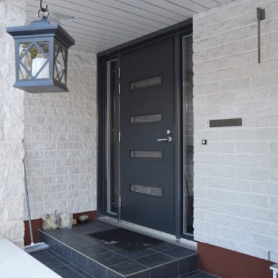 Ulko-ovi ikkunoilla ja levikkeellä Valkealassa - Harmaa