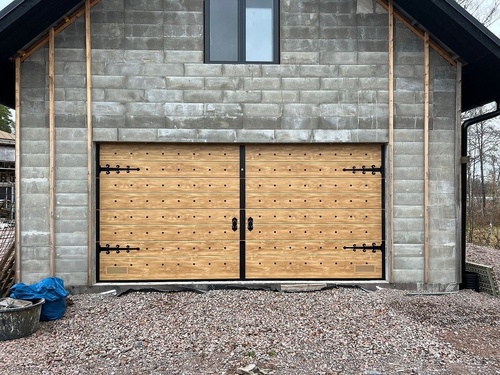 Autotallin nosto-ovi asennettuna Porvoossa – Uudiskohde Veckjärven rannalla – JK-Ovet - Leveä Vaakaura – Puujäljitelmä Vaalea Tammi – Retro-S Autotallin nosto-ovi asennettuna Porvoossa – Uudiskohde Veckjärven rannalla – JK-Ovet - Leveä Vaakaura – Puujäljitelmä Vaalea Tammi – Retro-S