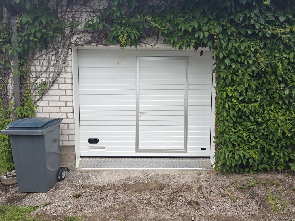 Autotallin nosto-ovi käyntiovella asennettuna Porvoossa - JK-Ovet - Turkkipeltikynnys viimeistelee kokonaisuuden Autotallin nosto-ovi käyntiovella asennettuna Porvoossa - JK-Ovet - Turkkipeltikynnys viimeistelee kokonaisuuden